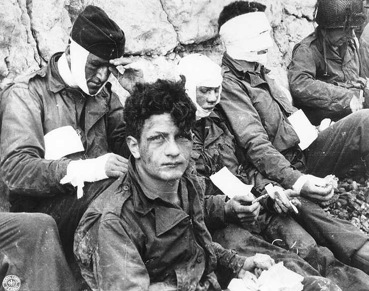Omaha_Beach_wounded_soldiers,_1944-06-06_pe